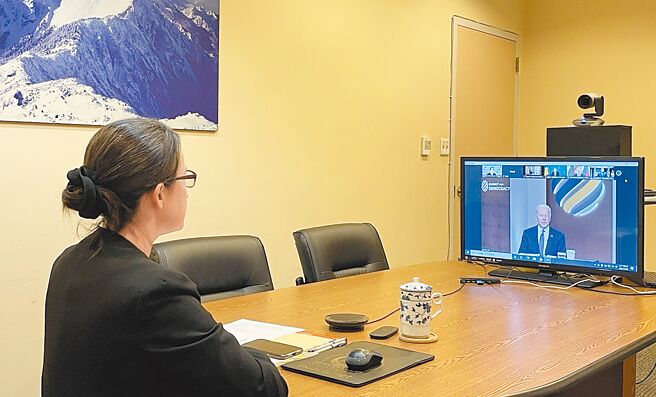 图为2021年时，美国白宫民主峰会由拜登主持，我国驻美代表萧美琴（左）代表台湾参与，并罕见同框美国总统拜登（右）的视讯画面。（摘自萧美琴推特）