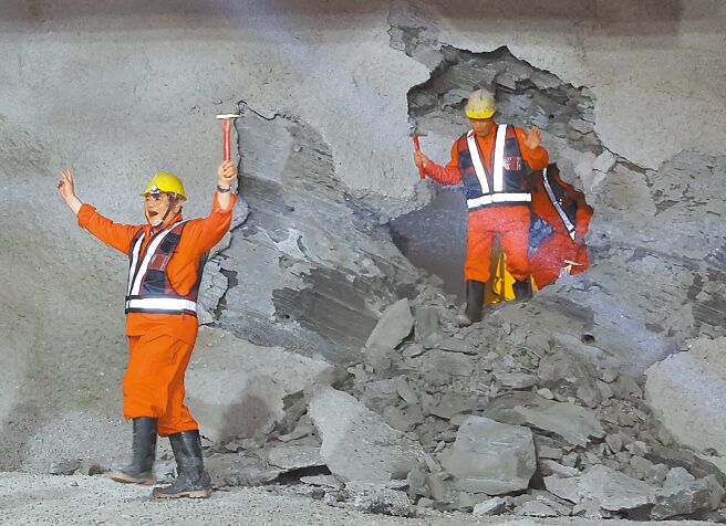 「国家生技研究园区联外道路工程」隧道施工人员，开心走出贯通的隧道。（陈俊吉摄）