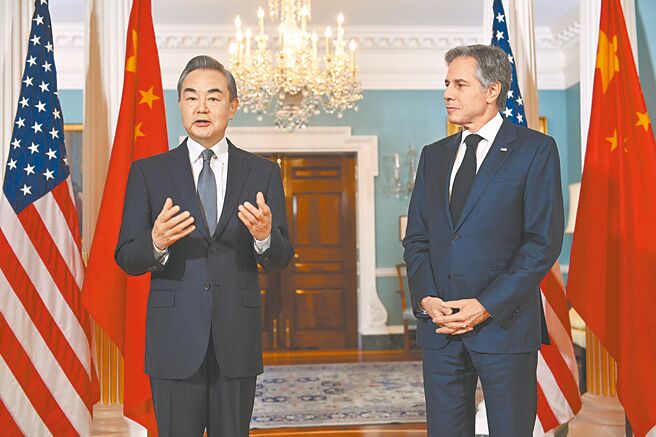 大陸外交部長王毅（左）6日與美國國務卿布林肯通話，聚焦以哈衝突、要求美國不得支持縱容台獨。（中新社）