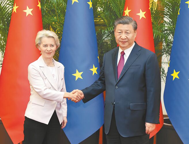 中欧峰会举行前夕，在欧中企表示，期待欧方与中企增加交流，并对中企一视同仁。图为大陆国家主席习近平（右）4月会见欧盟执委会主席范德赖恩（左）。（新华社）