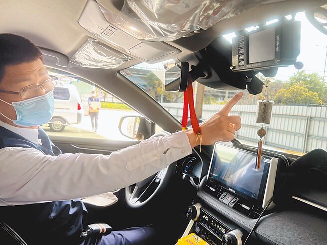 台中市政府环保局与计程车队合作，将车载式高污染车辆AI智慧辨识设备装设于计程车上，让乌贼车、未定检机车无所遁形。环保局长陈宏益6日表示，全国首创的作法获得行政院长陈建仁亲自颁发国家永续发展奖肯定。（台中市环保局提供／张亦惠台中传真）