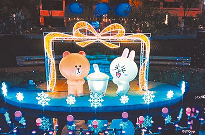 台中市政府今年耶诞活动以「2023台中好甜，LINE FRIENDS好友来乐」为主题，15日起在柳川展区规画「珠宝盒剧场」，由LINE FRIENDS明星熊大与兔兔在灯光、音乐及柳川河水陪衬下演出水舞。（台中市政府提供／林欣仪台中传真）