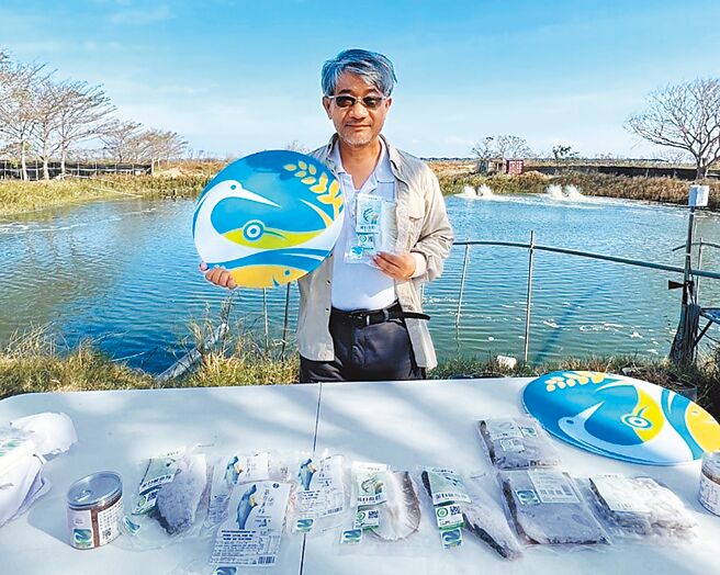 嘉义县政府向内政部国家公园署提出「嘉义县沿海地区溼地标章友善养殖」申请，共有3家溼地周边养殖户获「溼地标章」证书，包括曾获产销履歷达人及国家环境教育奖、十大神农奖的邱经尧。（嘉义县政府提供／吕妍庭嘉义传真）