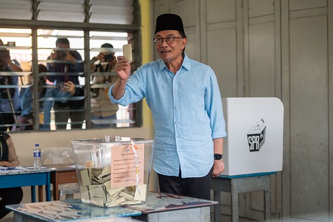 执政满1周年之际，马来西亚首相安华松口，年底前改组。（新华社）