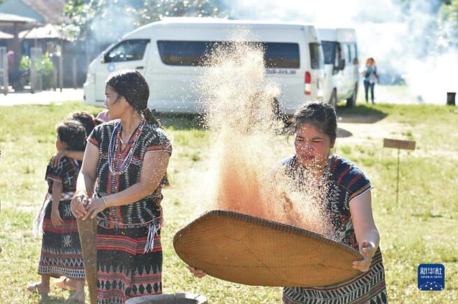 越南2030年将于湄公河三角洲地区种植达100万公顷的低碳稻米。图为越南民眾筛米和捣米。（新华社）