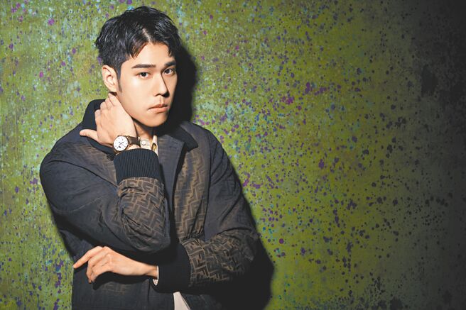 周予天分享拍攝實境節目的花絮，暖男又帶有憨憨的傻勁成功圈粉，佩戴格拉蘇蒂原創議員卓越Senator Excellence系列大日曆月相紅金腕表。（JOJ PHOTO攝，圖片企畫／中時時尚，服裝提供／FENDI）