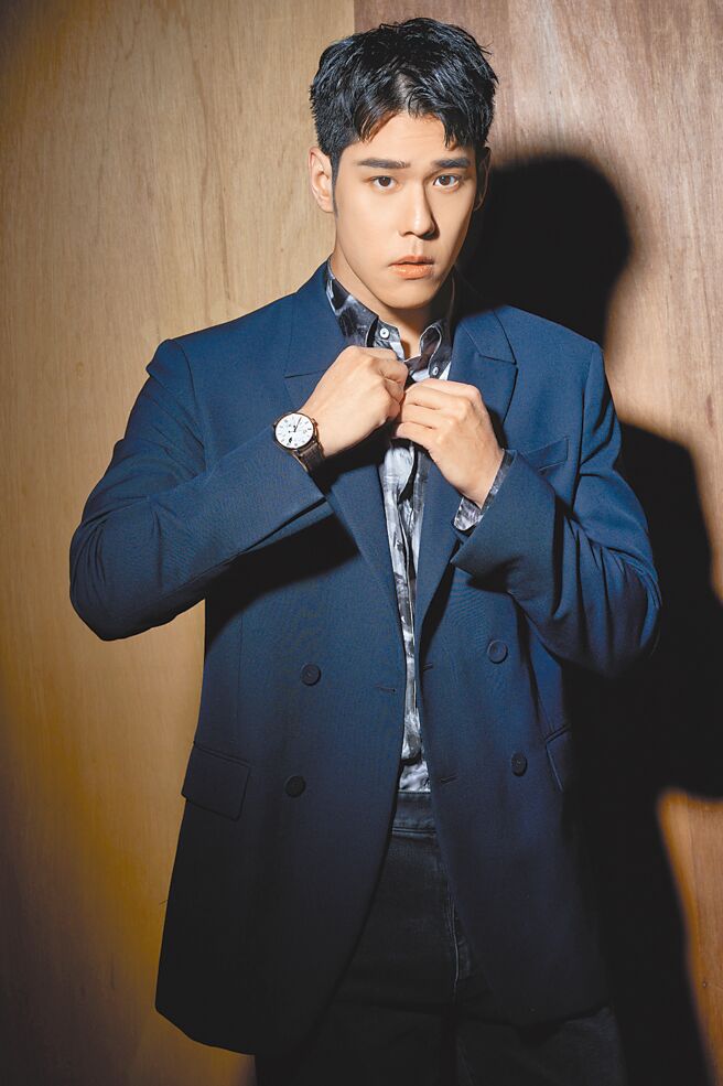 周予天縱橫歌壇、戲劇與綜藝節目，工作行程滿檔，時間管理十分重要，佩戴格拉蘇蒂原創議員卓越Senator Excellence系列萬年曆紅金款百萬名表，帥氣破表。（JOJ PHOTO攝，圖片企畫／中時時尚，服裝提供／FENDI）