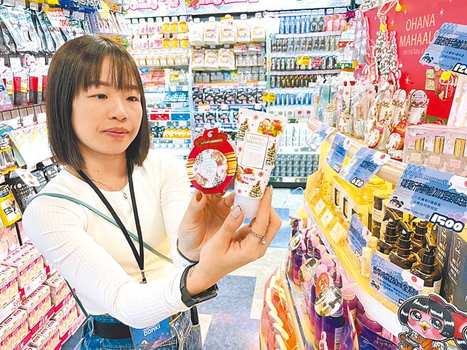 DON DON DONKI大立店COSME DONKI区推出耶诞应景小物，有糖霜苹果护手霜和全身适用的糖霜苹果宝贝霜等可爱商品。（古明弘摄）