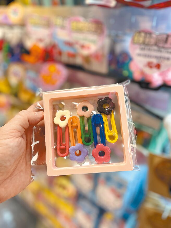 DON DON DONKI大立店COCOKAWAII可爱专区人气商品，ADA彩色髮夹5件组合，优惠价139元。（古明弘摄）