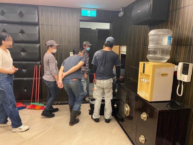  事故发生后，水珠顺着管线一路倾泻而下，造成电梯电箱与管线均出现受潮情形。（图／当事人提供）