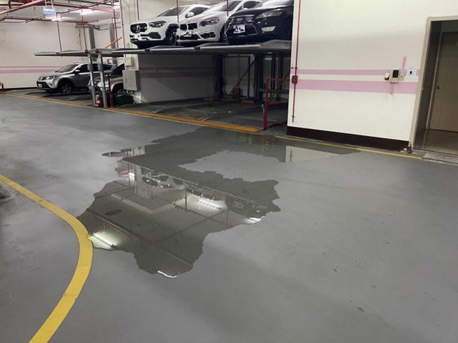管委会指出，4楼的消防洒水器被打破后，就连B5的停车场都出现积水。（图／当事人提供）