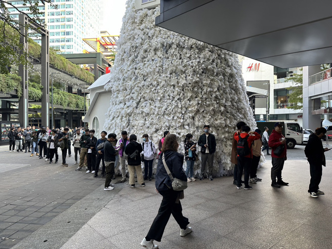 新光三越宝可梦中心今开幕，排队人潮炸了。（林湘莉摄）