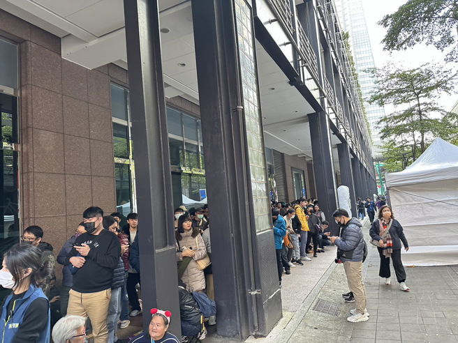 新光三越宝可梦中心排队现况。（林湘莉摄）
