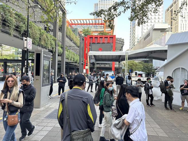 新光三越宝可梦中心今天开幕，信义区挤满排队人潮，让路人看呆。（林湘莉摄）