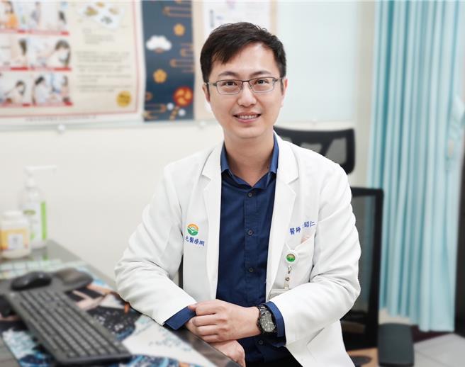 佑昌马光中医院长陈昭仁诊疗后，发现女子因为天气冷穿着较清凉，工作环境也是较冷的办公室，因此造成脾肺气虚，进而影响到消化道的功能。（佑昌马光中医提供／杨舒婷高雄传真）