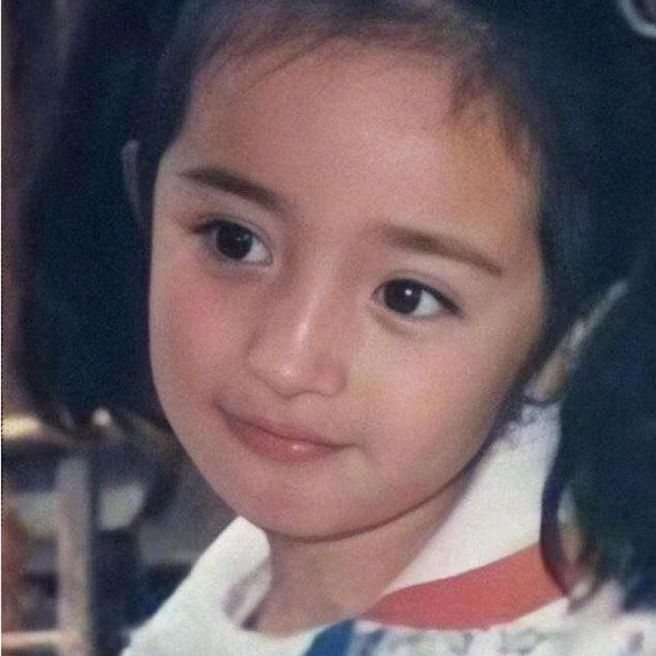 杨幂更换大头贴，曝光小时候的容貌。（图／微博@杨幂）