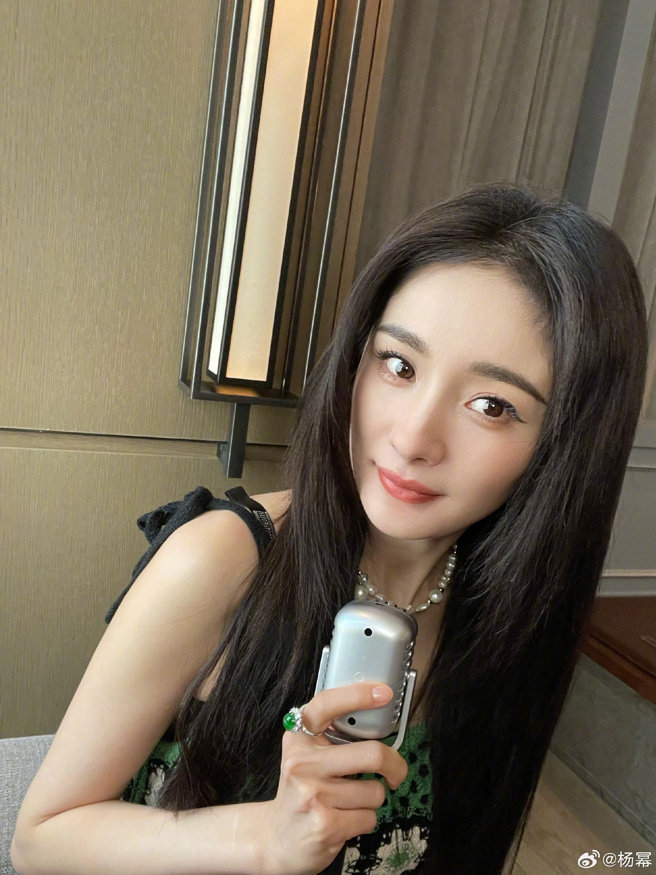 杨幂先前表示戴过牙套、拔过四颗牙，造成脸型消瘦。（图／微博@杨幂）