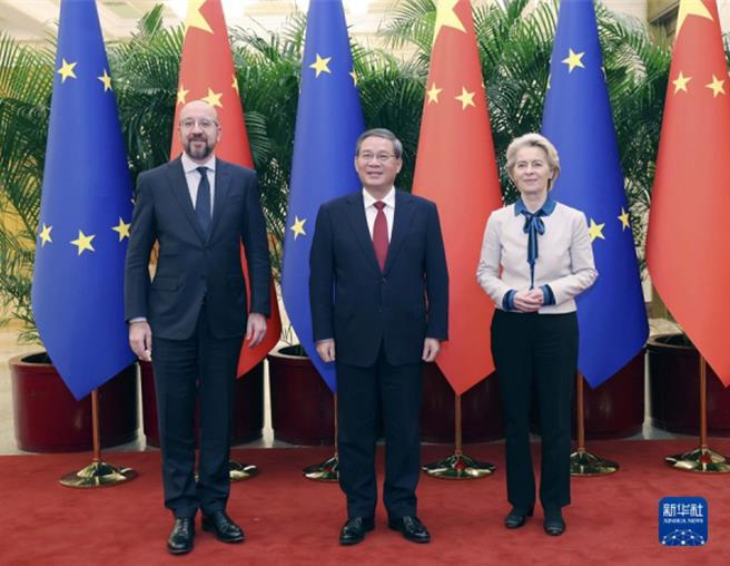 中国总理李强（中）7日下午在人民大会堂，与欧洲理事会主席米歇尔（左）、欧盟执委会主席范德赖恩共同主持第二十四次中国—欧盟领导人会晤。（摘自大陆外交部官网）