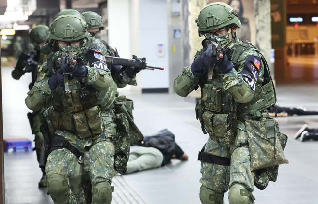 国军7月举行汉光39号实兵演习，图为军方13日上午在新北八里挖子尾营区周边进行预演的资料照。（中央社）