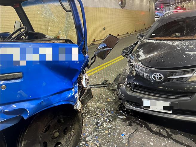 桃园中坜龙冈地下道7日晚间发生车祸事故。（翻摄照片／蔡明亘桃园传真）