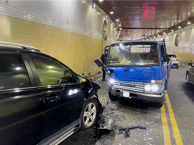 桃园中坜龙冈地下道7日晚间发生车祸事故。（翻摄照片／蔡明亘桃园传真）