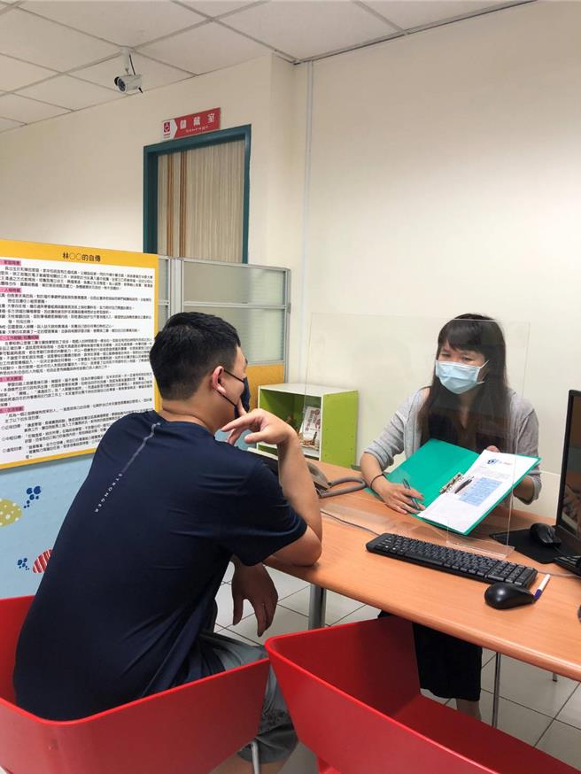 勞動部勞動力發展署中彰投分署提供專業諮詢，讓青年打開心門，認識自我的就業優勢，重新出發。（中彰投分署提供／張亦惠台中傳真）