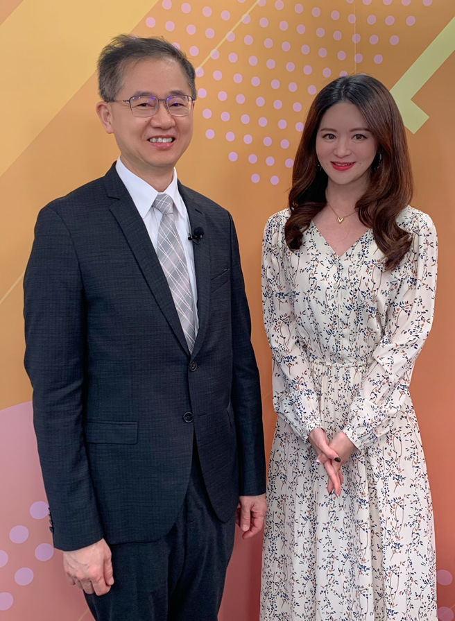 台湾运彩总经理林博泰（左）上时来运转节目，与主持人尉迟佩玉谈运彩眉角。（林胜发摄）