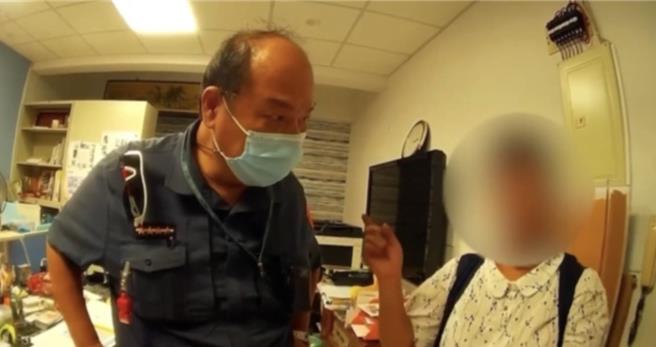 高雄市56岁李姓女子接到自称是警察的诈骗电话，骗说她涉嫌涉嫌掳人勒赎案，需要提供银行存折及金融卡，李女到银行领出46万元后，也向警方谘询，员警赶到现场了解，发现是诈骗电话，即时阻止李女被骗。（警方提供／林雅惠高雄传真）