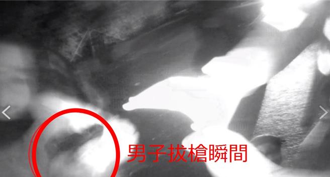 彰化縣北斗警分局成功派出所員警6日晚間盤查毒品通緝犯邱姓男子時，邱男突然從腰際拔出手槍，幸好警方及時將其壓制。（警方提供／孫英哲彰化傳真）