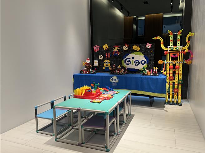 国民党正副总统参选人侯友宜、赵少康「台湾好康」台中联合竞总8日开箱，竞总内特别打造「好康乐园」游戏室，希望让家长来此交流亲子议题时，孩子也能开心不无聊。（潘虹恩摄）