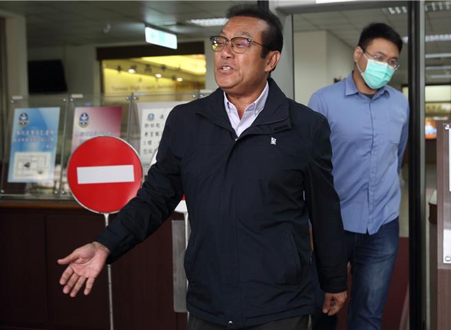无党籍立委苏震清（中）涉在SOGO经营权大战中收贿，一审被台北地院依贪污罪判刑10年，限制出境、出海，上月29日爆出苏违反「限海令」，搭船到小琉球替儿子助选，台北高院传唤苏震清，8日到庭说明。（张铠乙摄）