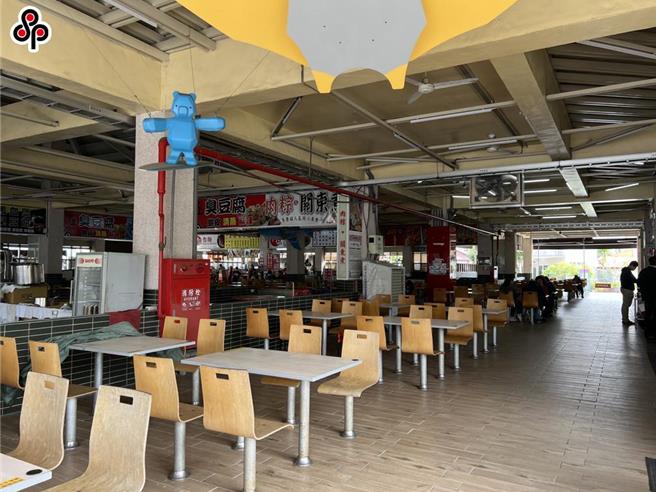 劳动部今日公布最新无薪假（劳雇双方协商减少工时）人数，图为2022年由于疫情，台南餐饮业增加很多人放无薪假。（本报资料照片）