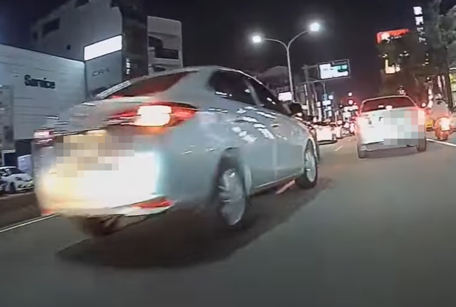 有重機騎士因為對1輛硬切轎車按了喇叭後，下秒竟然遭到對方直接追撞車尾。（ 圖／ 翻攝自「WoWtchout-地圖型行車影像分享平台」）