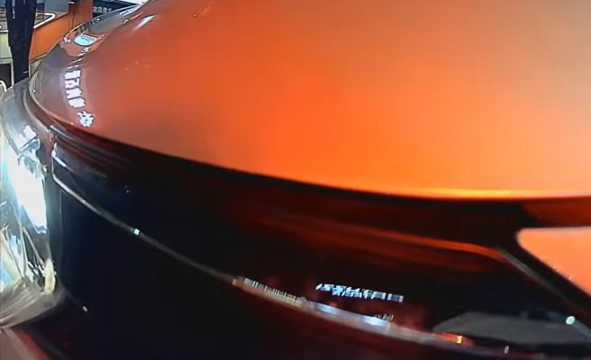 有重機騎士因為對1輛硬切轎車按了喇叭後，下秒竟然遭到對方直接追撞車尾。（ 圖／ 翻攝自「WoWtchout-地圖型行車影像分享平台」）