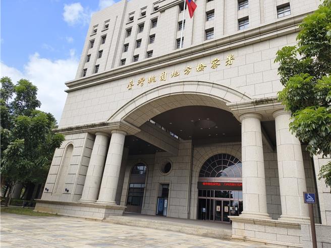 農業粉專「Lin bay好油」版主林裕紘與前國民黨黨工許哲賓涉自導自演恐嚇案，林、許日前羈押2個月，法院認為無羈押必要，諭知許哲賓40萬、林裕紘45萬交保。桃園地檢署8日偵查終結，下午1時30分記者會說明。（賴佑維攝）