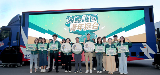 民进党正副总统参选人赖清德萧美琴竞选总部8日举办「海鲲护国、青年挺台」专案启动活动，宣布海鲲护国专车即日起将至全台各地宣讲，阻止国民党不分区立委候选人韩国瑜进入国会。 （郑任南摄）
