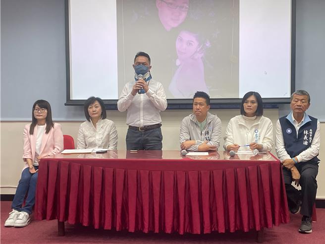 林男8日在多名蓝营议员陪同下于高市议会国民党团举办记者会希望政府针对酒驾行为修法，诉求酒驾再犯致死以不确定故意杀人罪论处，并推动酒驾罚款收入专款专用。（洪浩轩摄）