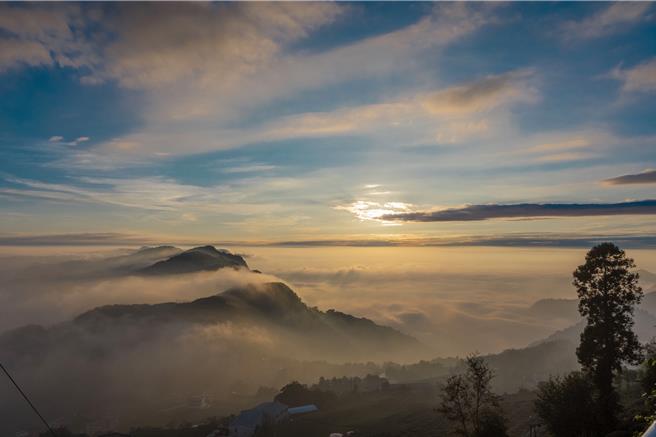 日月潭—阿里山线除欣赏日月潭水岸风情，还可到阿里山搭乘森林小火车看日出、云海。（日月潭风管处提供／杨静茹南投传真）