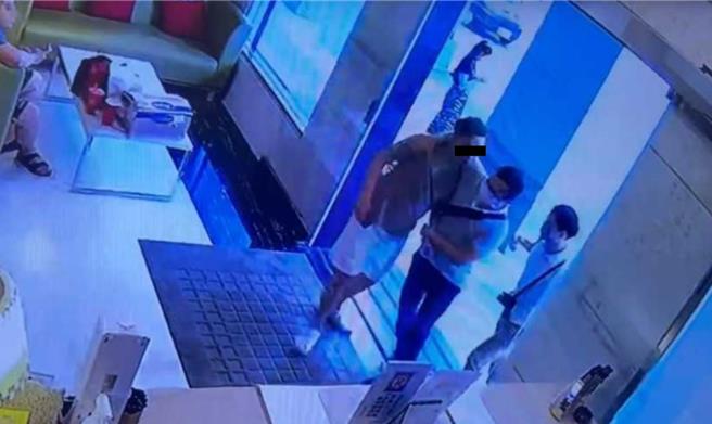 台中市检警今年7月破获以警方在台中市一家旅馆内，逮捕黄姓主嫌（左）。（台中市调站提供／王煌忠台中传真）