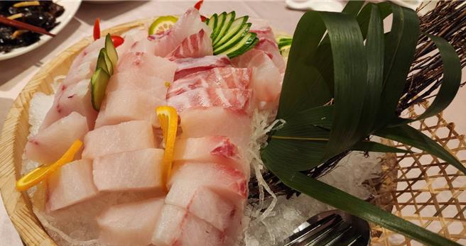 2023年12月08日澎湖縣／澎湖箱網養殖的海鱺魚做成生魚片。（許逸民攝）