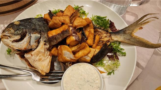 2023年12月08日澎湖縣／澎湖箱網養殖的金鯧魚以香酥方式料理再佐以塔塔醬。（許逸民攝）