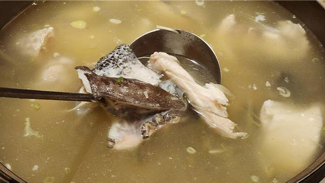 2023年12月08日澎湖縣／澎湖箱網養殖的石斑煮湯。（許逸民攝）