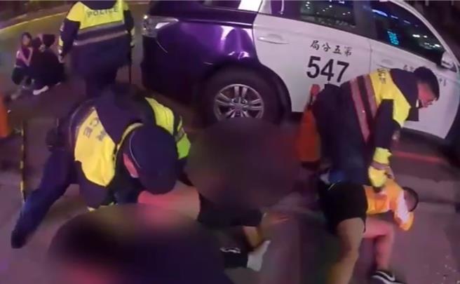 台中市北屯區中清路1處KTV外8日凌晨傳出多人爆發肢體衝突，警方獲報迅速到場制止，但雙方情緒高昂，持續叫囂，警方對空鳴1槍並使用辣椒水強力壓制。（民眾提供／潘虹恩台中傳真）