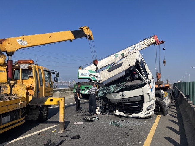 西濱曳引車撞緩撞車 維修費用恐讓肇事駕駛GG了 - 社會