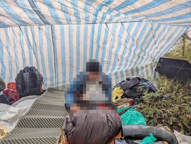 39岁陈姓护管员不慎摔落10公尺的坡地，左前臂骨折，等待救援。（林业及自然保育署花莲分署提供／王志伟花莲传真）