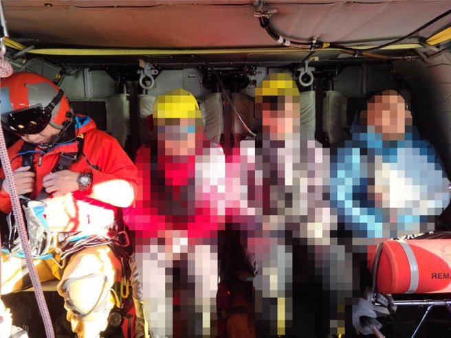 林业及自然保育署花莲分署陈姓森林护管员探勘木瓜山林场时，不慎跌伤，左手臂骨折，今天被空勤黑鹰直升机救下山。（林业及自然保育署花莲分署提供／王志伟花莲传真）