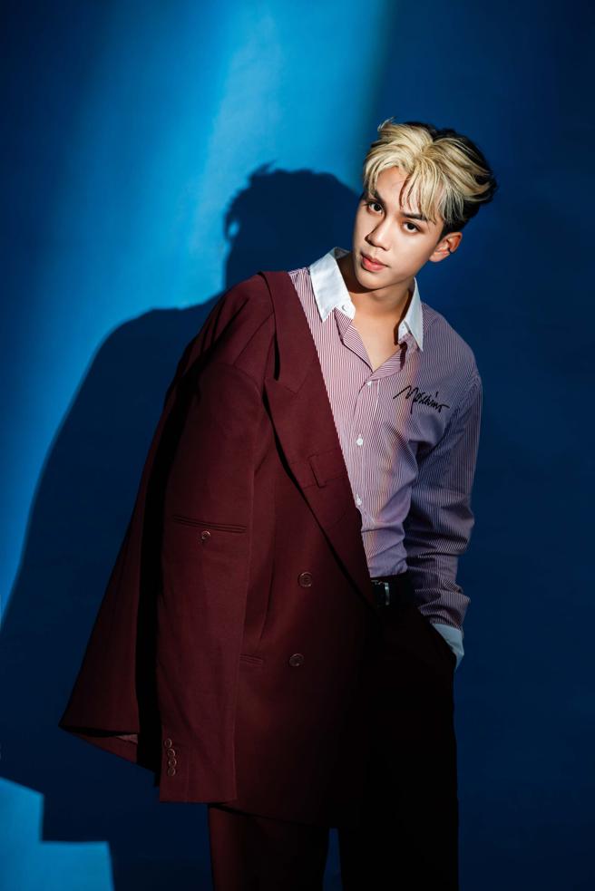 AcQUA源少年李秉諭(貢丸) 推出個人單曲《drunk texts》。（服裝/Moschino、石智中攝）