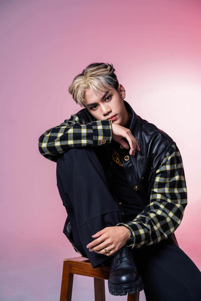 AcQUA源少年李秉諭(貢丸) 笑說自己是問題寶寶，與歌曲製作期間和製作人、詞曲創作者多次深聊才確定個人單曲的方向。（服裝/Versace、石智中攝）