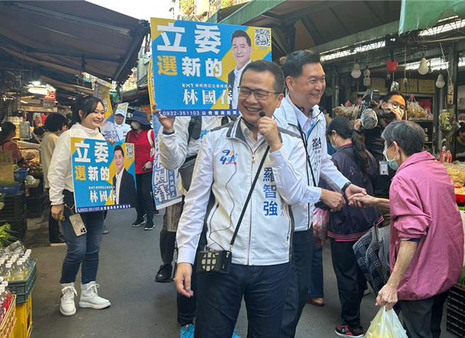 2023年12月8日新北市／國民黨立委參選人林國春今（8）日和國民黨立委羅智強合體掃街，組成「強國」連線，取諧音就是希望中華民國能夠富強，更高喊口號「強國進國會、國會一定強」。（劉瑋晴攝）