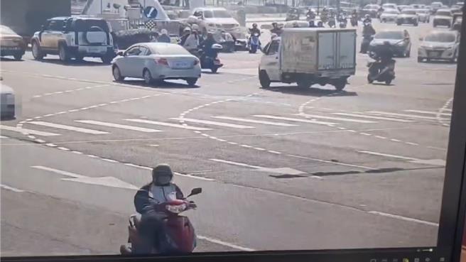 北投宾士急撞3机车，1骑士重伤不治。（警方提供）